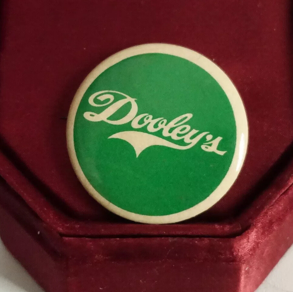 Vintage Dooley’s Detroit Michigan Bar Pub Pinback Button Pin Liqueur Drinking