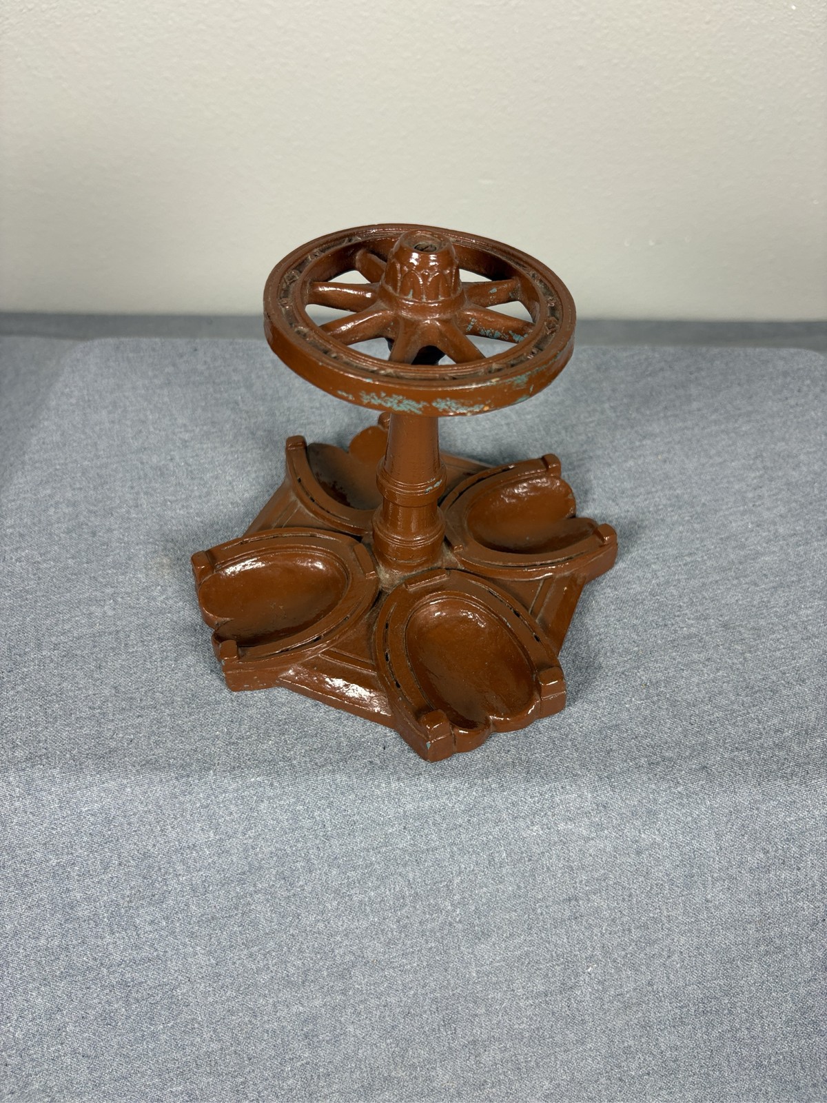 Vintage Wood 4 Pipe Stand Holder Equestrian Horseshoe Wagon Wheel Motif Vintage Wood 4 Pipe Stand Holder Equestrian Horseshoe Wagon Wheel Motif