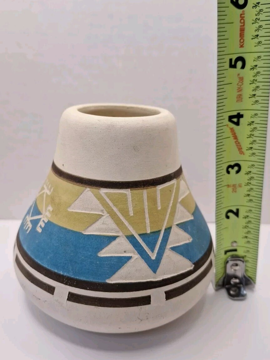 vintage sioux pottery vase Made In Sioux Indians Sign Colorful vintage sioux pottery vase Made In Sioux Indians Sign Colorful