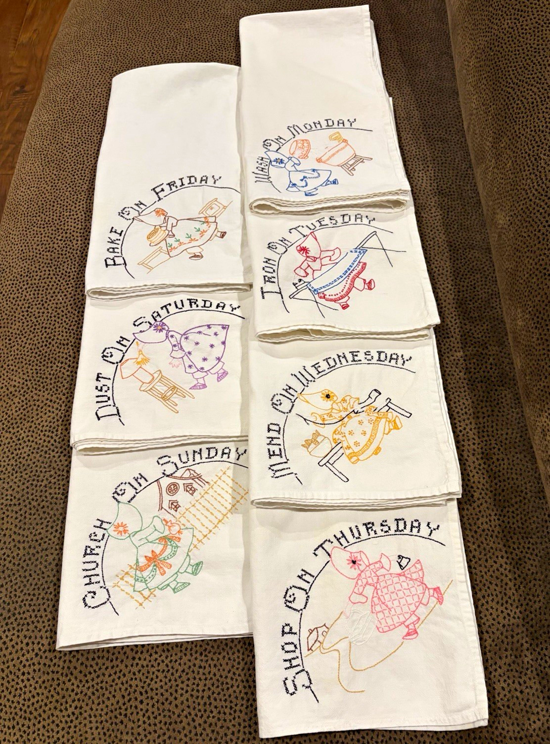 Vtg Set of 7 Dish Towels Embroidered Days of the Week Bonnet Girls White Fabric