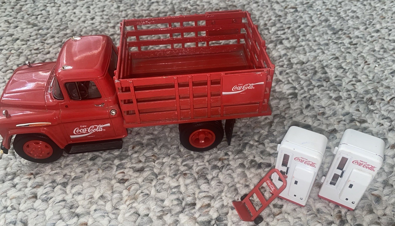 ERTL 1957 Chevy Stake bed Coca Cola Delivery Truck RED 1:25 Scale Mint 2 Machine ERTL 1957 Chevy Stake bed Coca Cola Delivery Truck RED 1:25 Scale Mint 2 Machine