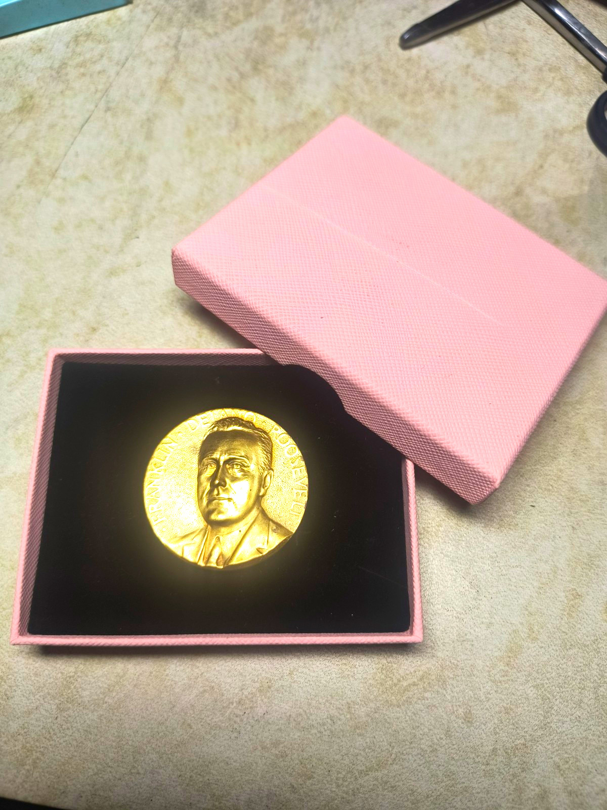 Rare 1933 FDR Roosevelt Medal Crowe Chicago Edge Stamp + Vintage Cushioned Box