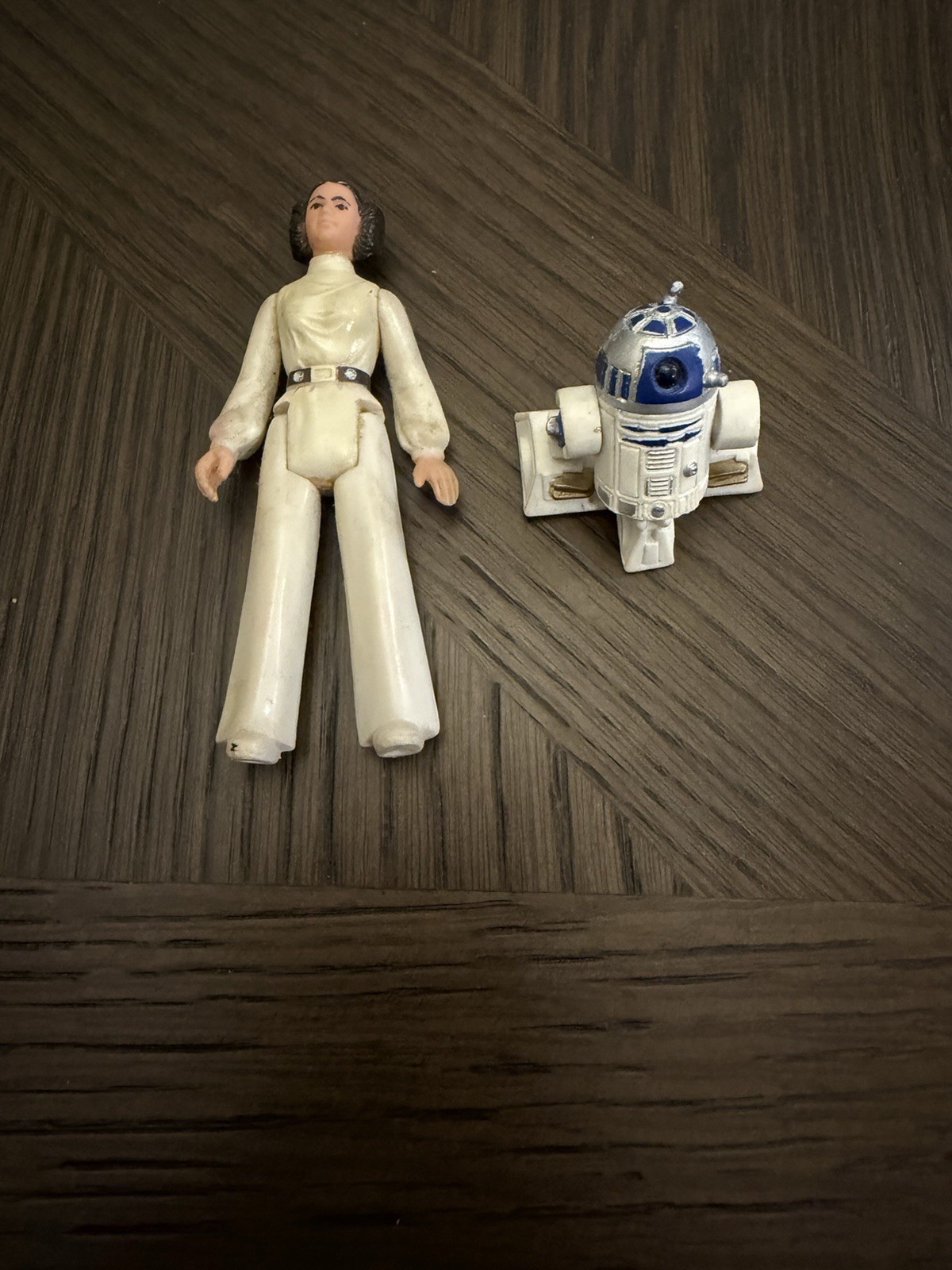  Vintage 1977 Star Wars Princess Leia Action Figure And  Vintage R2D2 Figure