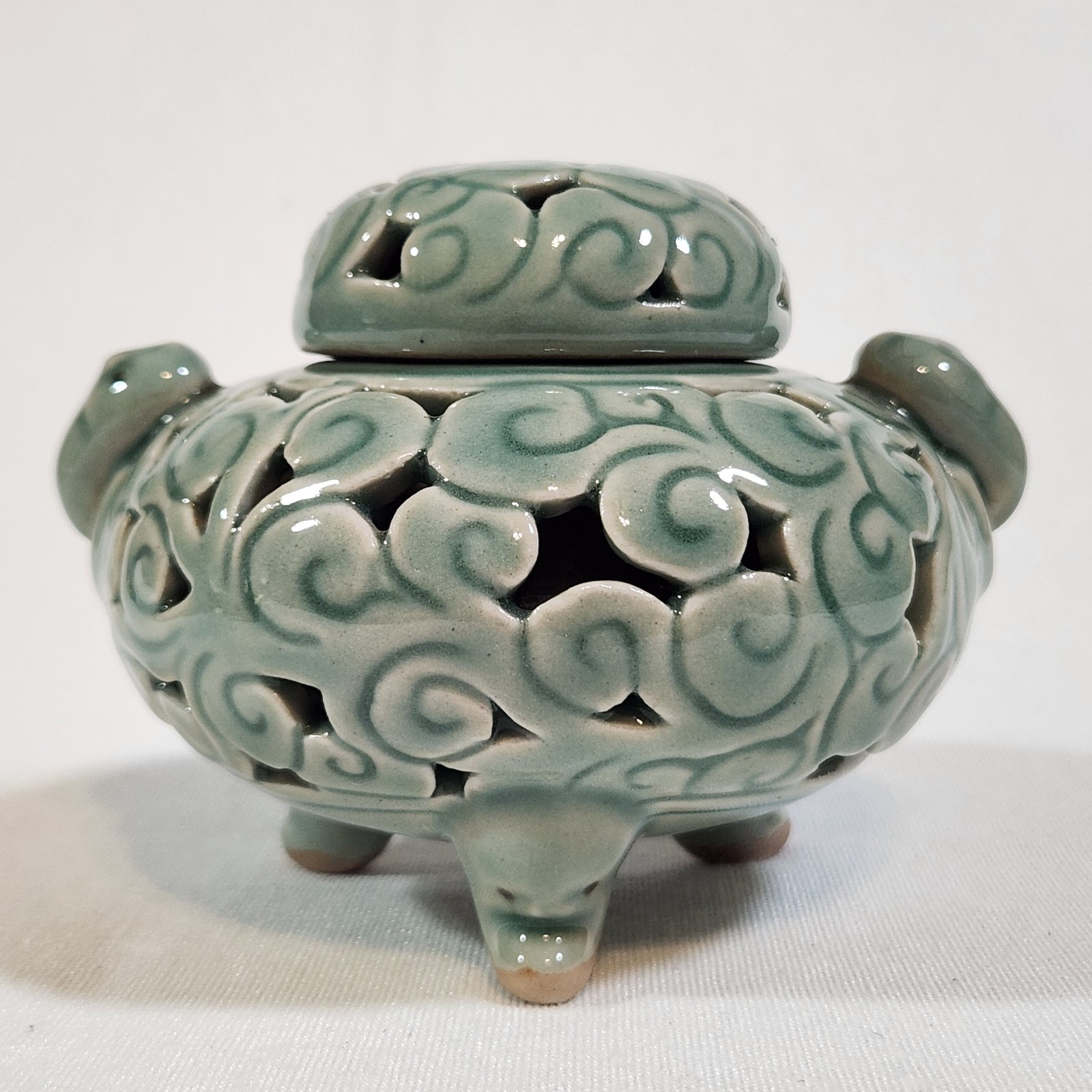 Korean Celadon Incense Burner Openwork Cloud Lid Tripod Koro Signed 峯岩 3.25\