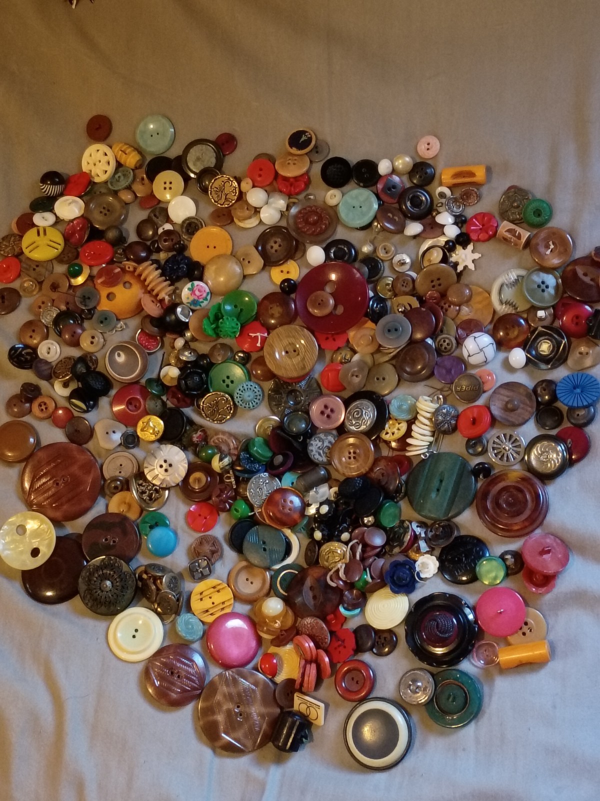 Over 1.5 Pound Pretty Vintage To Antique Plastic, Vegetable Ivory, Misc Buttons. Over 1.5 Pound Pretty Vintage To Antique Plastic, Vegetable Ivory, Misc Buttons.