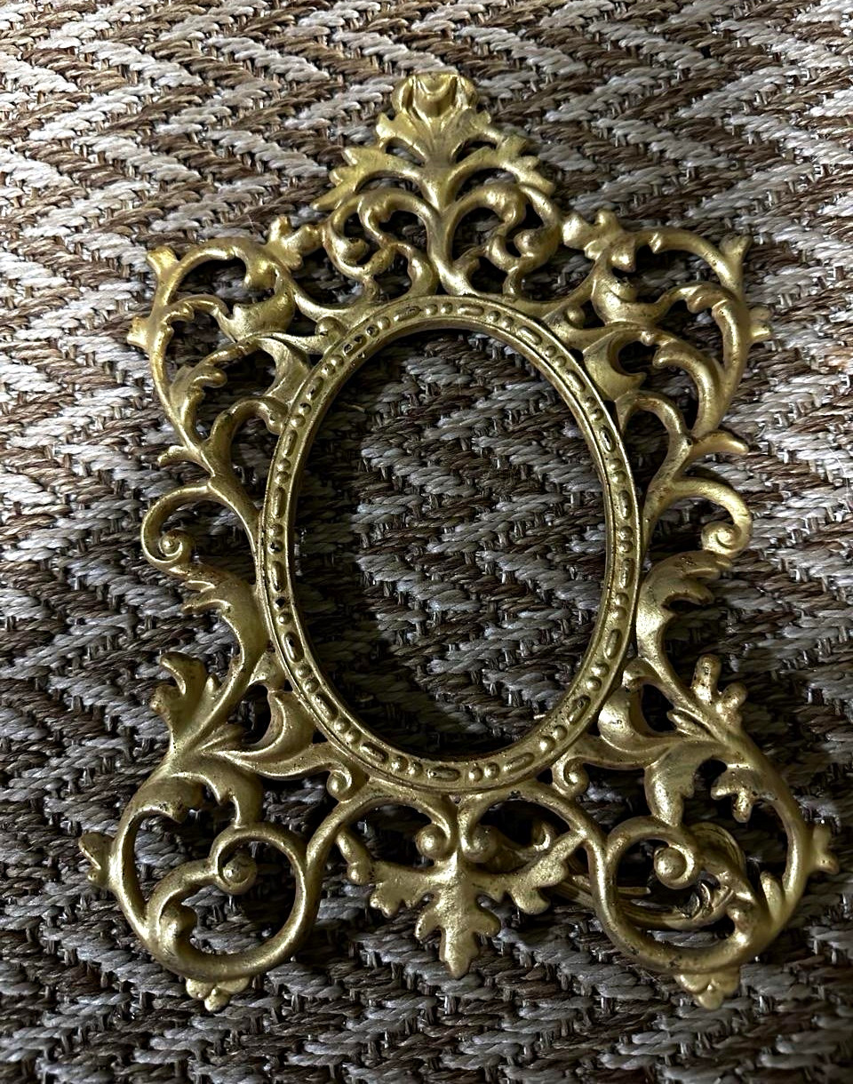 Ornate Antique Gold Tone Metal Oval Photo Frame Victorian Scroll. Wall Decor.