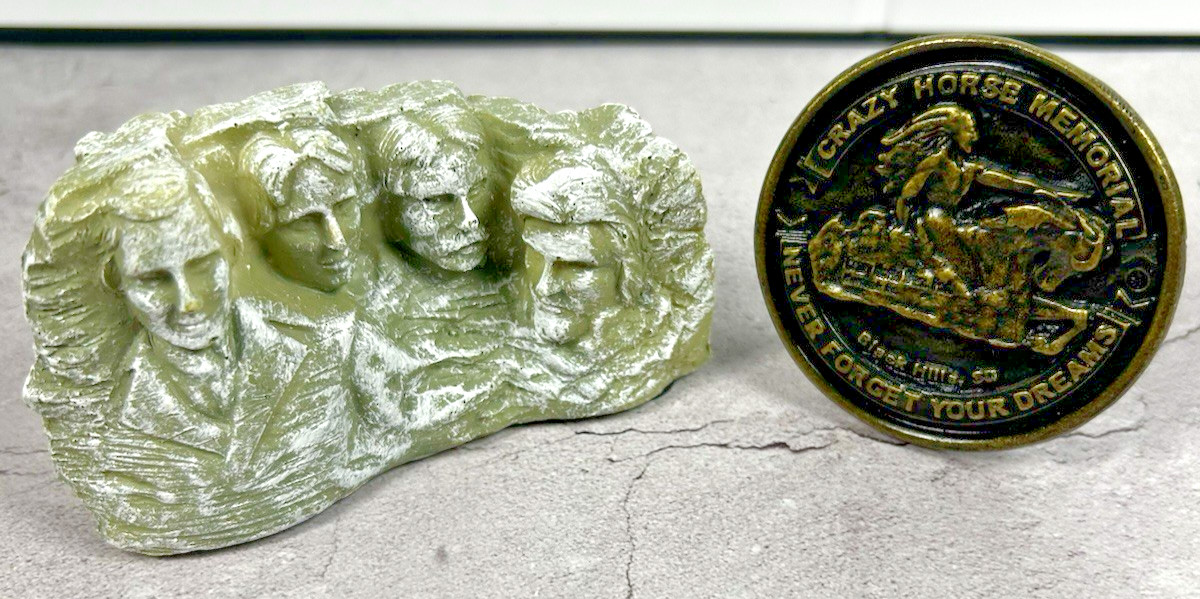 Mount Rushmore Souvenir Figurine South Dakota Desk Display w/ Token