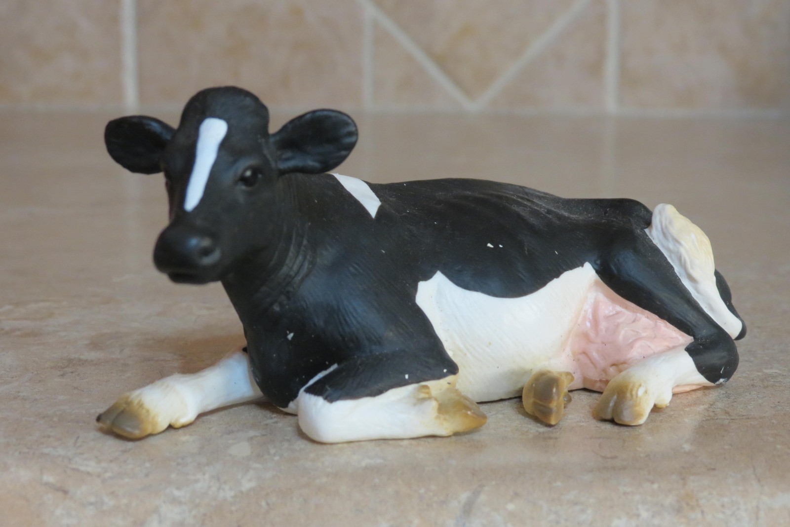 Schleich 13142 Holstein Laying Cow Retired milk dairy farm cattle animal toy Schleich 13142 Holstein Laying Cow Retired milk dairy farm cattle animal toy