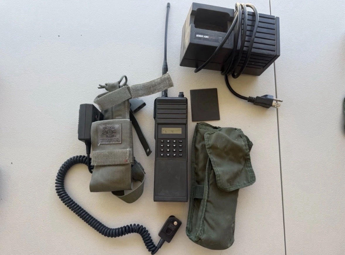 MILITARY SURPLUS PRC 127 RECEIVER TRANSMITTER WALKIE TALKIE MICROPHONE RADIO MILITARY SURPLUS PRC 127 RECEIVER TRANSMITTER WALKIE TALKIE MICROPHONE RADIO