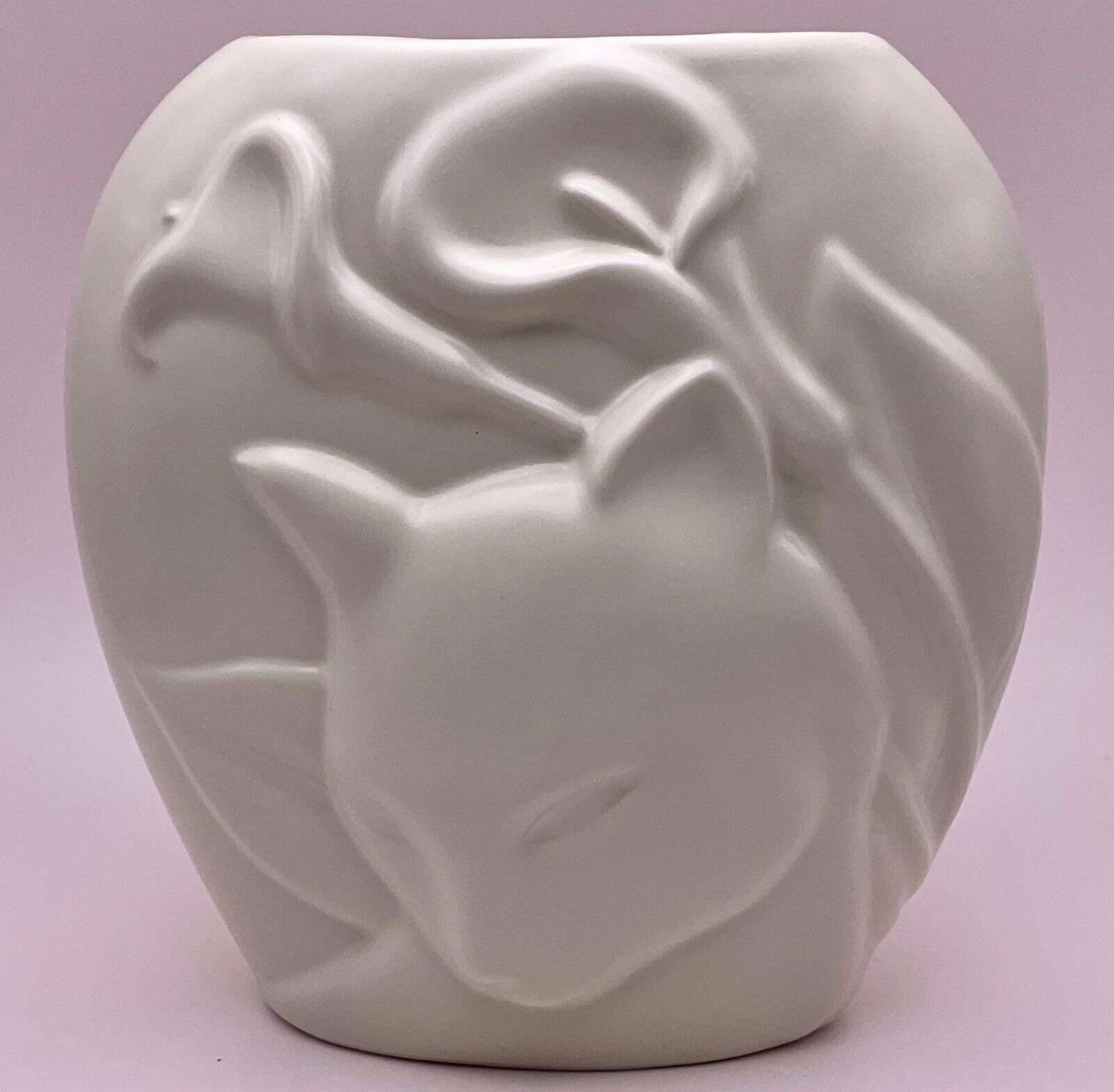 VTG White Cat & Cally Lily Vase Art Nouveau Matte Finish Oval Shape  6.5” x 6”