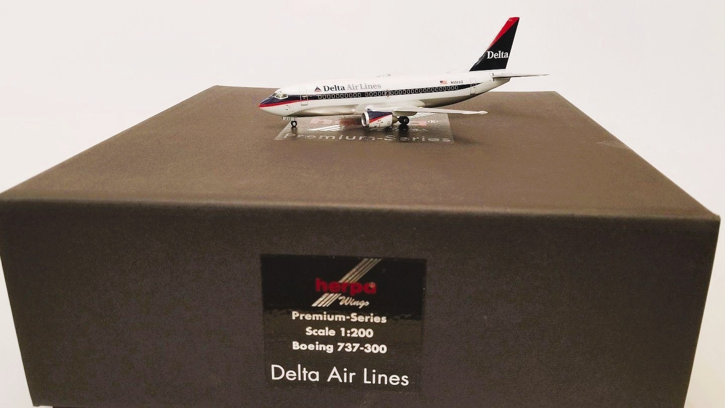 Herpa Premium 016186 Delta Airlines Boeing 737-300 N232DZ Diecast 1/200 Model