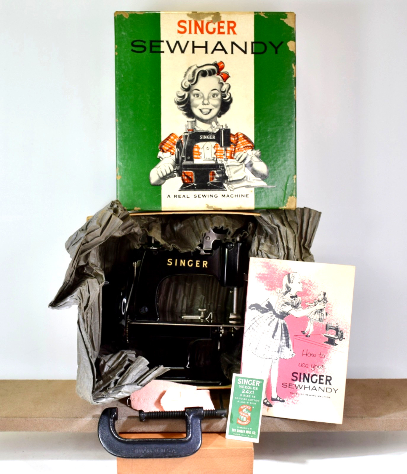 Vintage Singer Sewhandy Model 20 Toy Sewing Machine COMPLETE Box - NEAR MINT Vintage Singer Sewhandy Model 20 Toy Sewing Machine COMPLETE Box - NEAR MINT