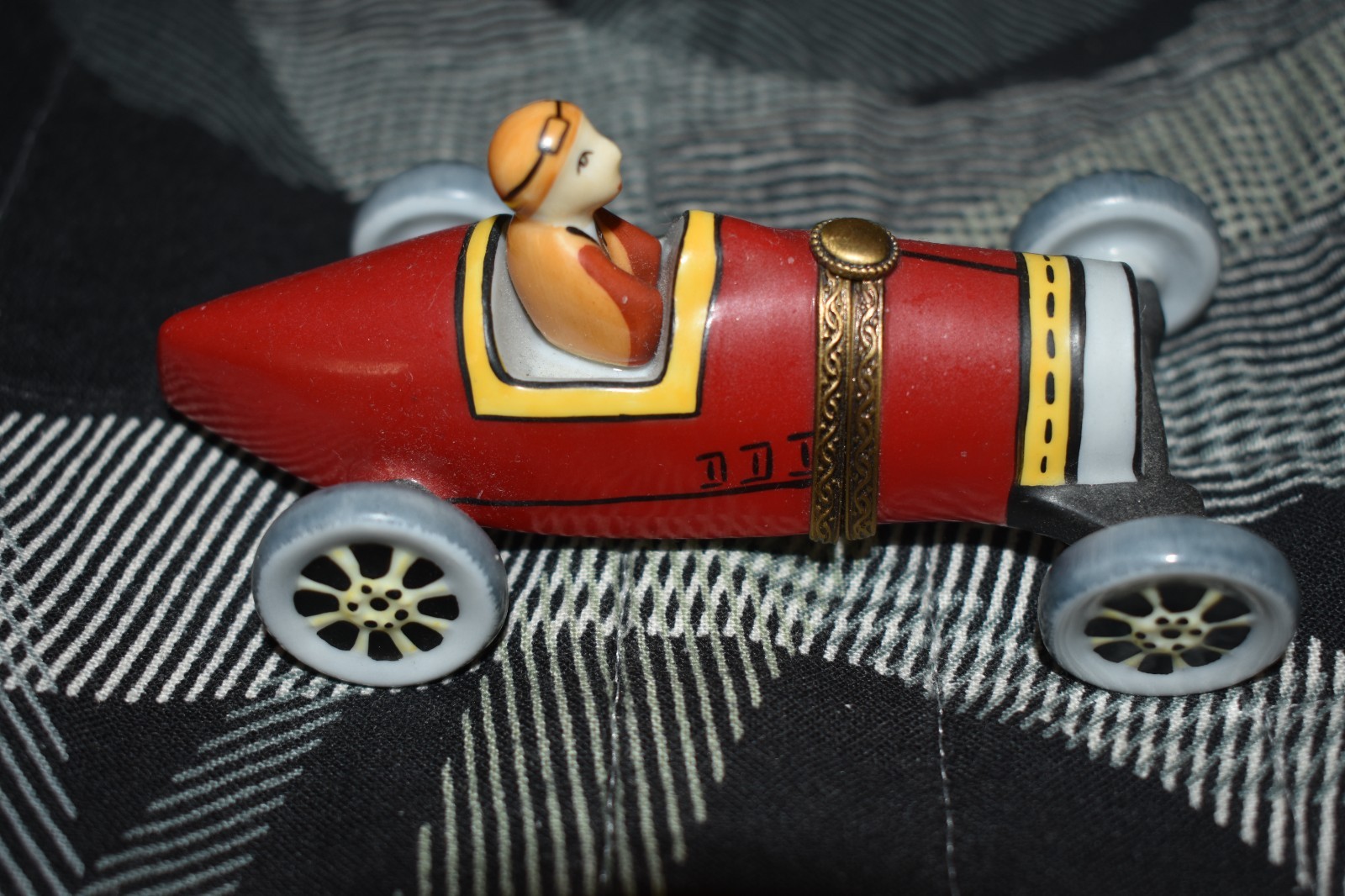 Limoges trinket box peint main race car Limoges trinket box peint main race car