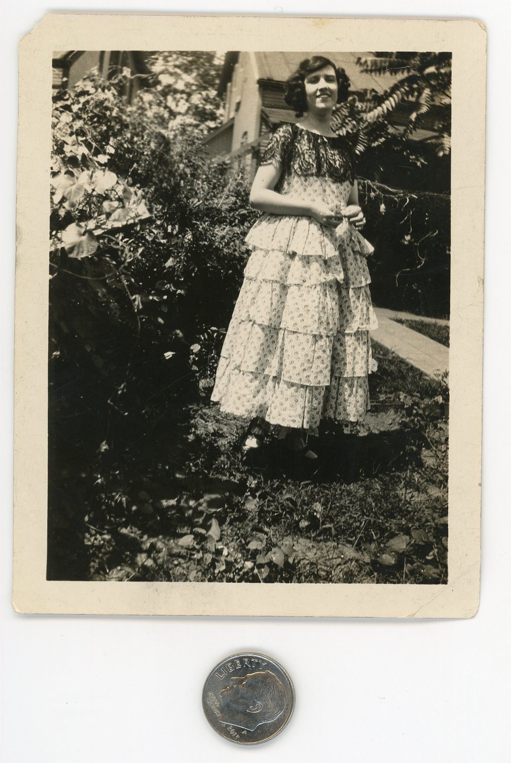 Vintage 1910\'s photo / YOUNG LADY in Fanciful Multi-Tiered Homemade Party DRESS