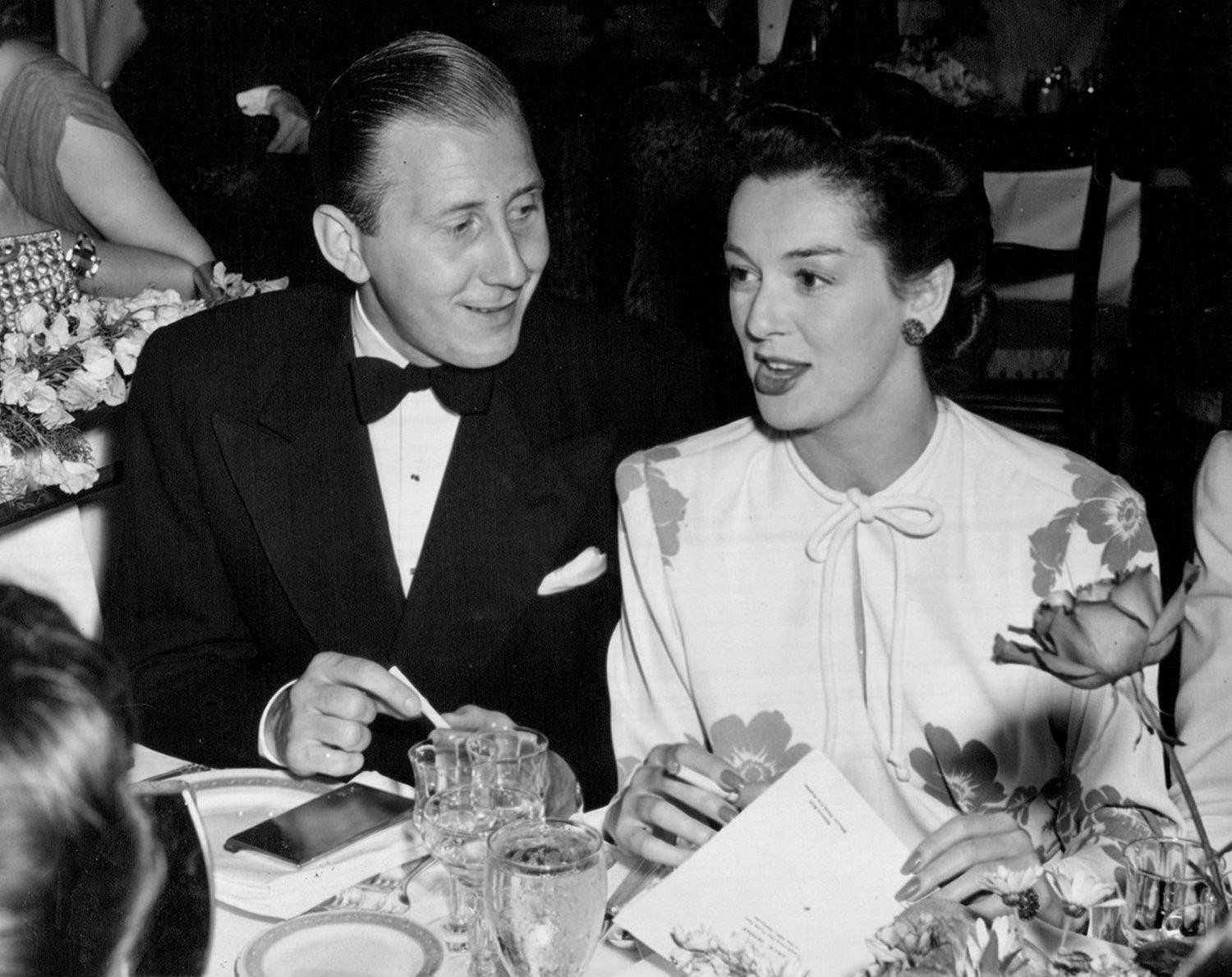 1941 ROSALIND RUSSELL & Husband PHOTO  (198-m )