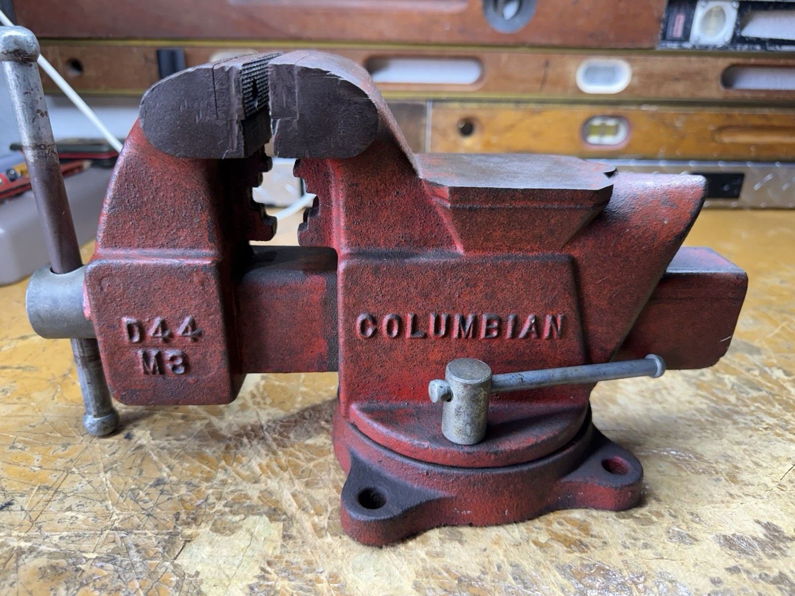 Vintage Columbian D44-M3 Bench Vise 4” Jaws Swivel Base Cleveland Ohio USA