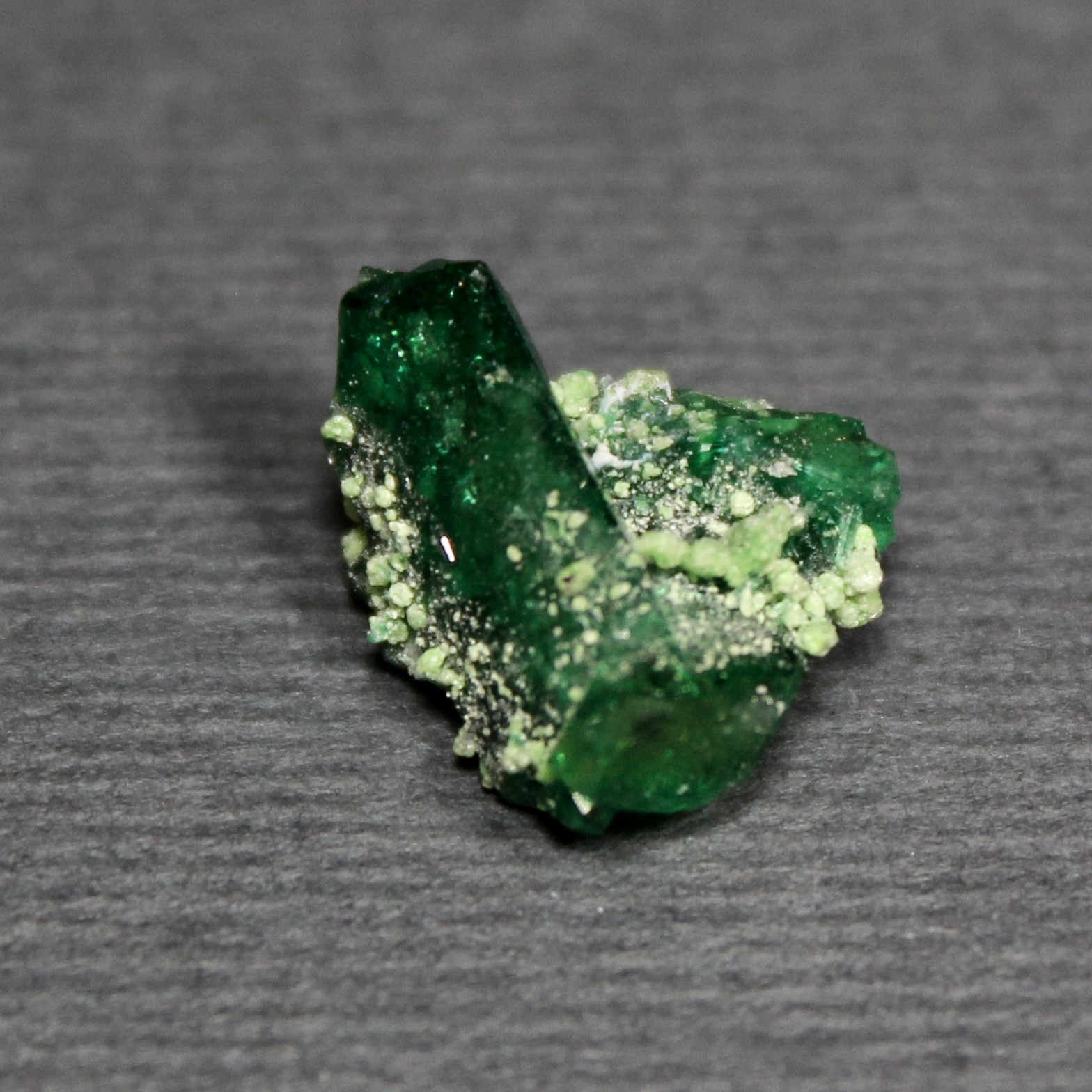 CHROME VESUVIANITE. The rarest of colors Jeffrey Mine, Quebec. #5222 CHROME VESUVIANITE. The rarest of colors Jeffrey Mine, Quebec. #5222