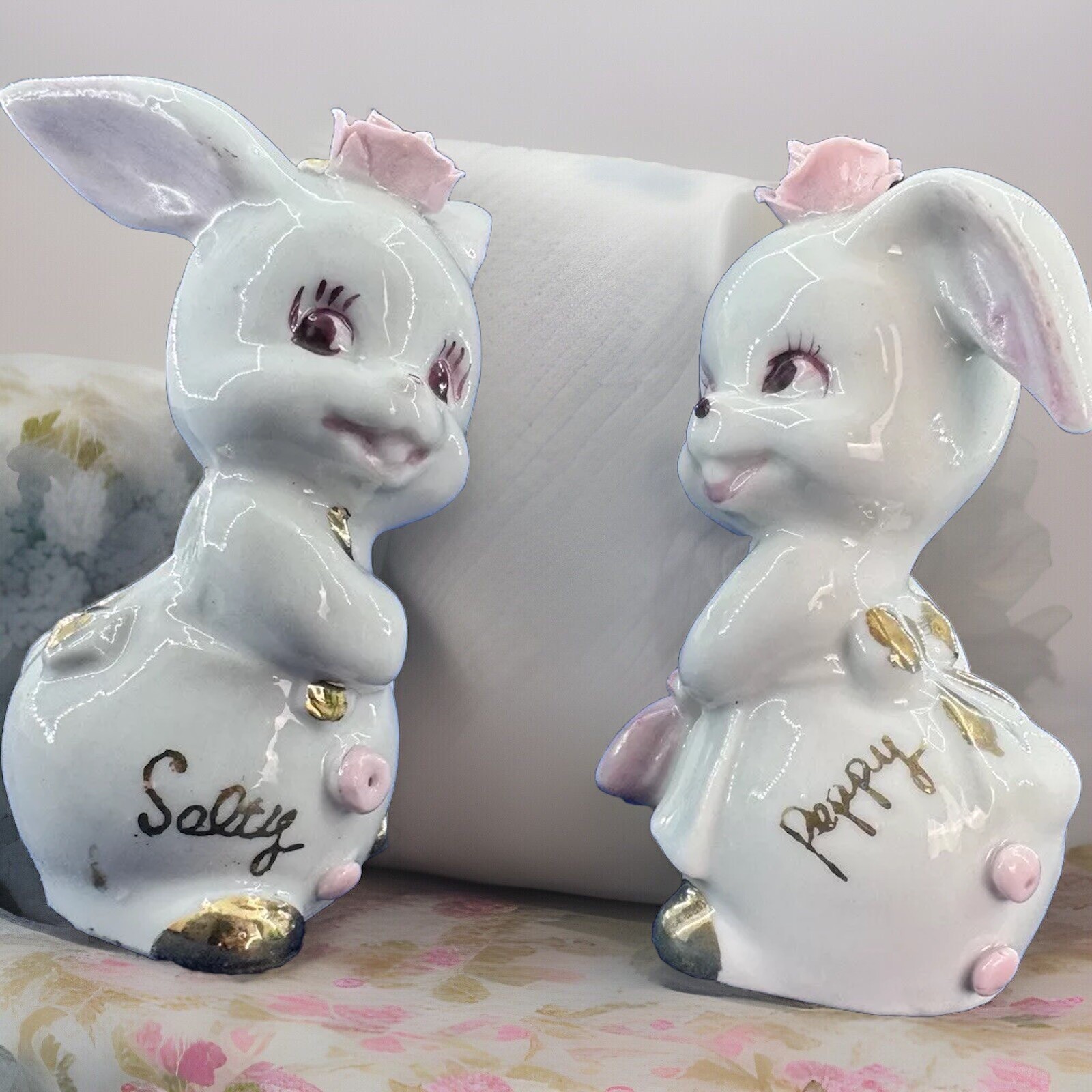 Vtg Set Salty & Peppy Anthropomorphic Bunny Rabbit Salt & Pepper Shakers Cottage