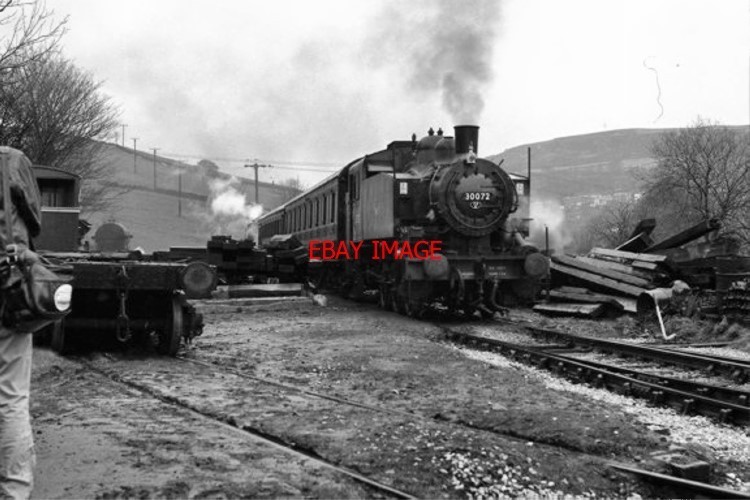 PHOTO  1988 SR \'USA\' TANK NO 30072 AT OAKWORTH YORKSHIRE THIS SHOWS 0-6-0T LOCOM