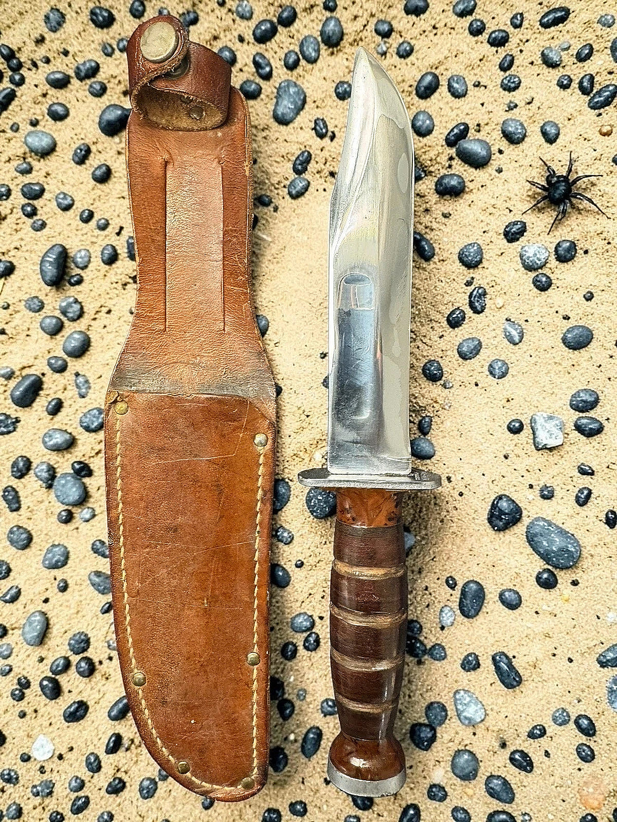 KA-BAR WW2 Commando Knife And Sheath original In New condition KA-BAR WW2 Commando Knife And Sheath original In New condition