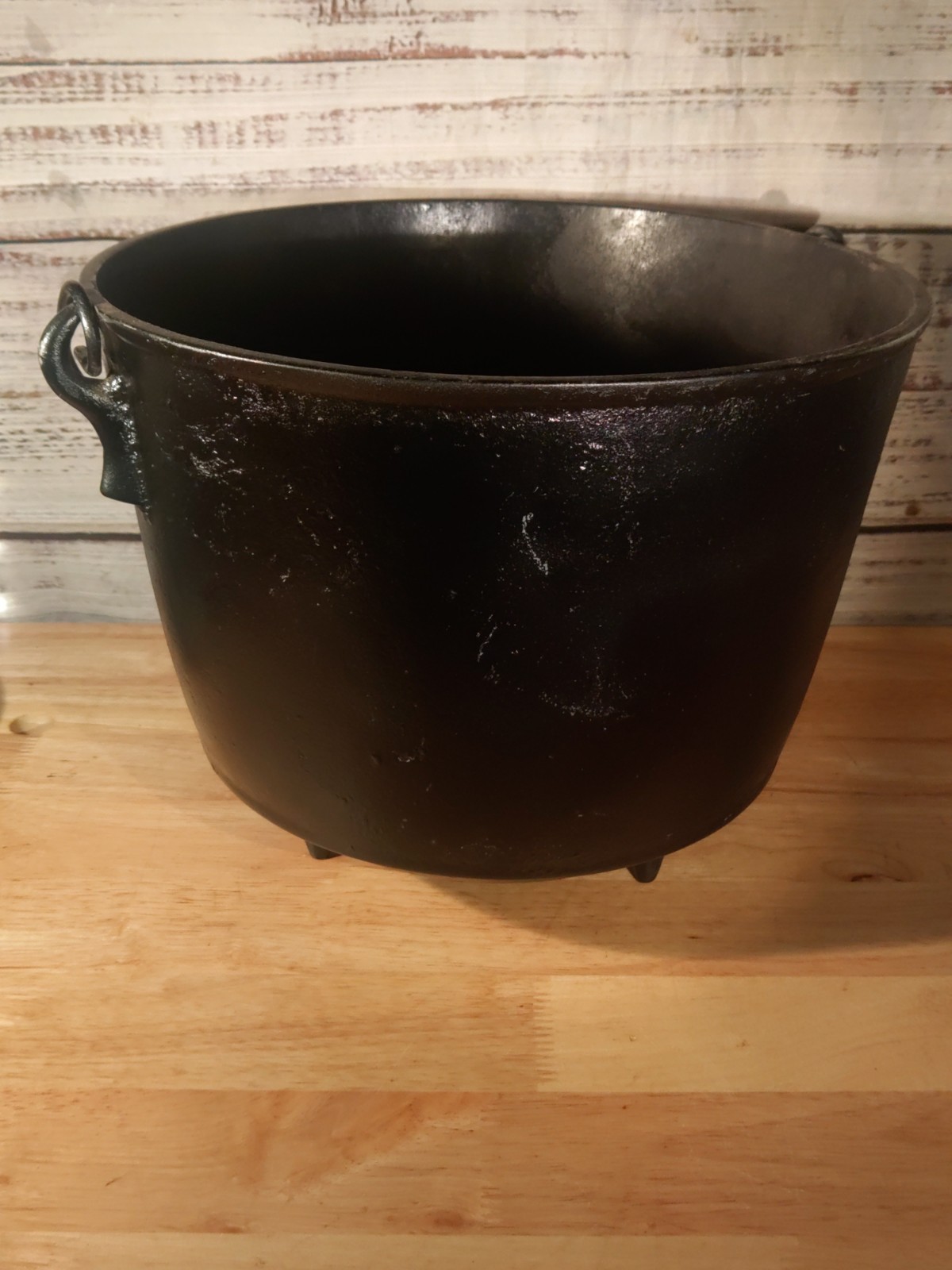 Antique 8.5 X 10.5 Cast Iron Pot Number 8 With Gate Mark Antique 8.5 X 10.5 Cast Iron Pot Number 8 With Gate Mark