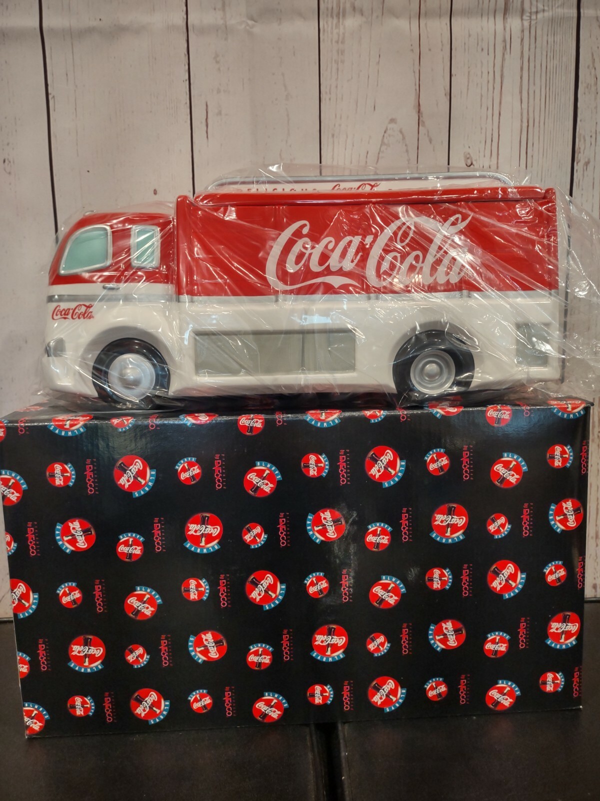 Coca Cola Unused 1999 Enesco Semi Coke Truck cookie jar & original box 🍪🥤🍪 Coca Cola Unused 1999 Enesco Semi Coke Truck cookie jar & original box 🍪🥤🍪