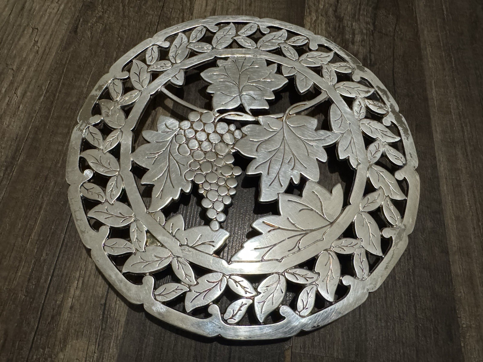 Vintage Italy Taunton Silver Plate Medallion Grapevine Footed Pot Holder Trivet