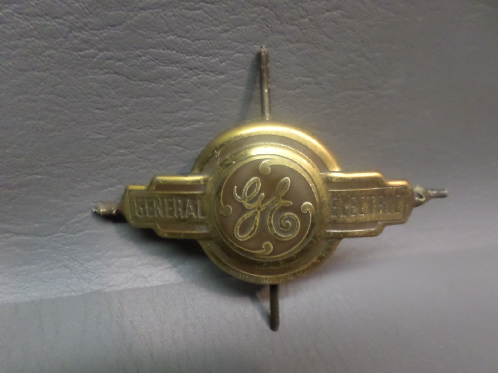 ANTIQUE GENERAL ELECTRIC BRASS EMBLEM / DECAL - ADVERTISEMENT - SOLID ANTIQUE GENERAL ELECTRIC BRASS EMBLEM / DECAL - ADVERTISEMENT - SOLID