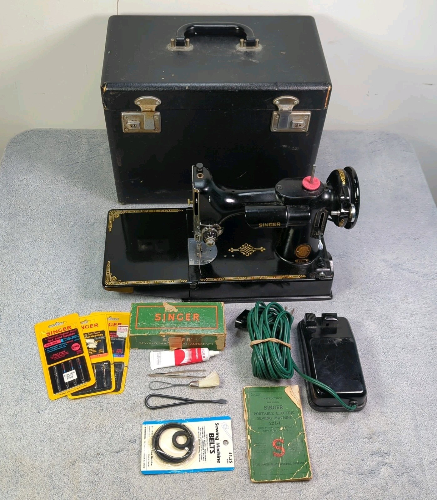Vintage 1952 Singer 221-1 Featherweight Sewing Machine With Case TESTED WORKS