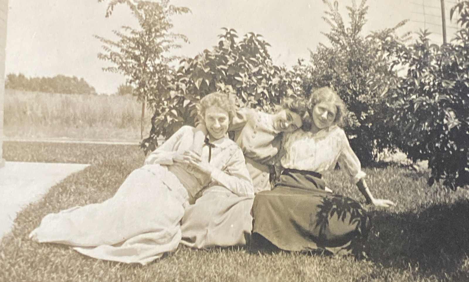 1910s-1920s Pretty Affectionate Ladies Girls Smiling Fashion Orig Photo P19p19