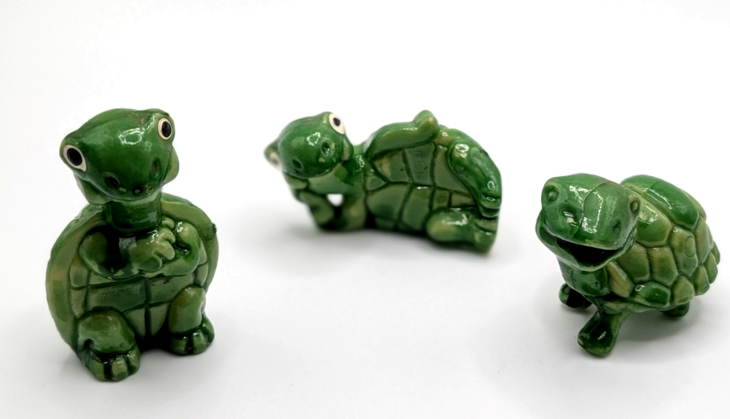 Vintage Hard Plastic Miniature Turtle Figurines Family Lot Of 3 Macau Vintage Hard Plastic Miniature Turtle Figurines Family Lot Of 3 Macau