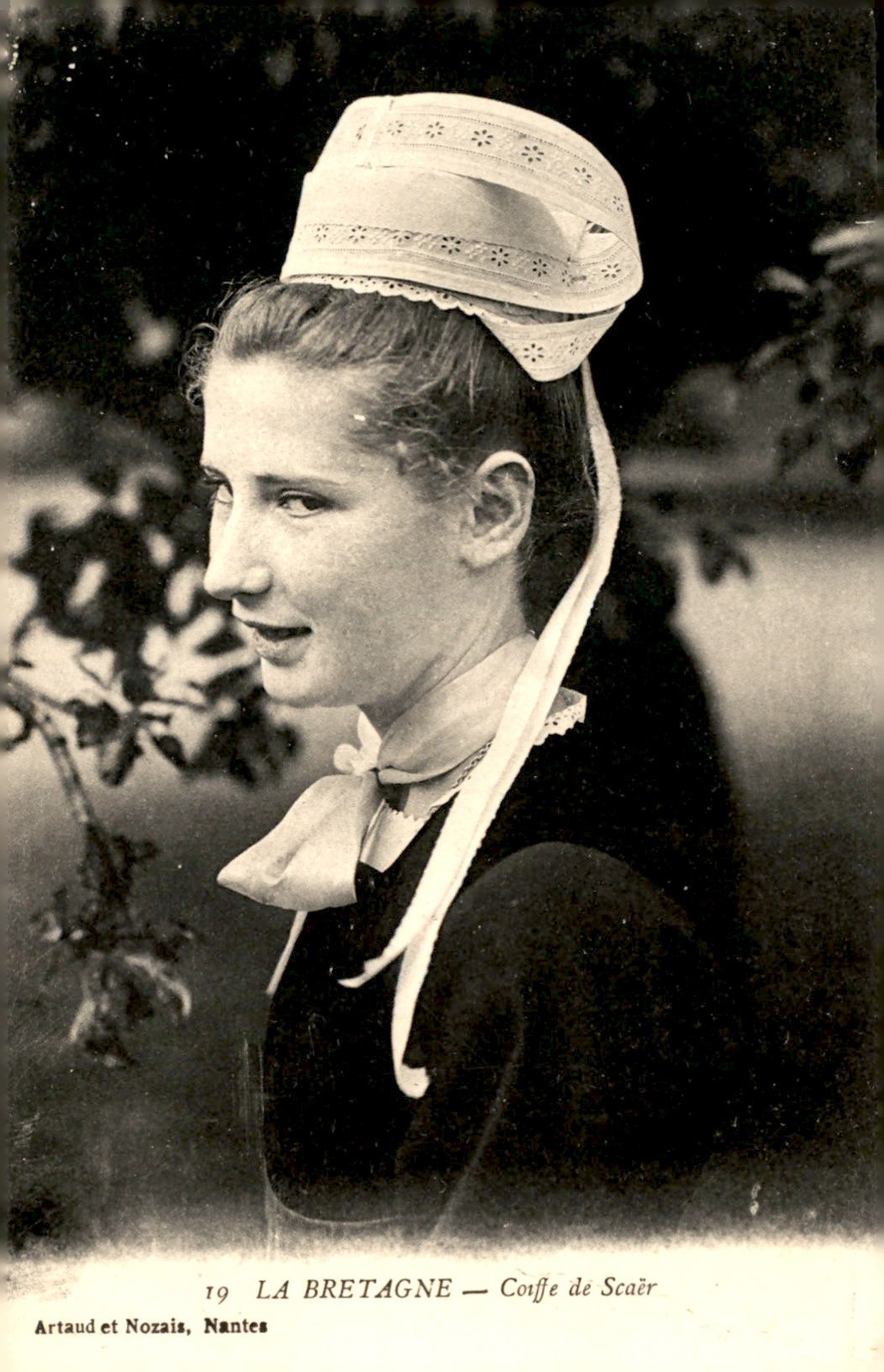 La Bretagne, Coiffe de Scaër Postcard