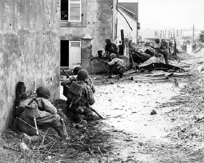 US Soldiers advance in Brest, France 8