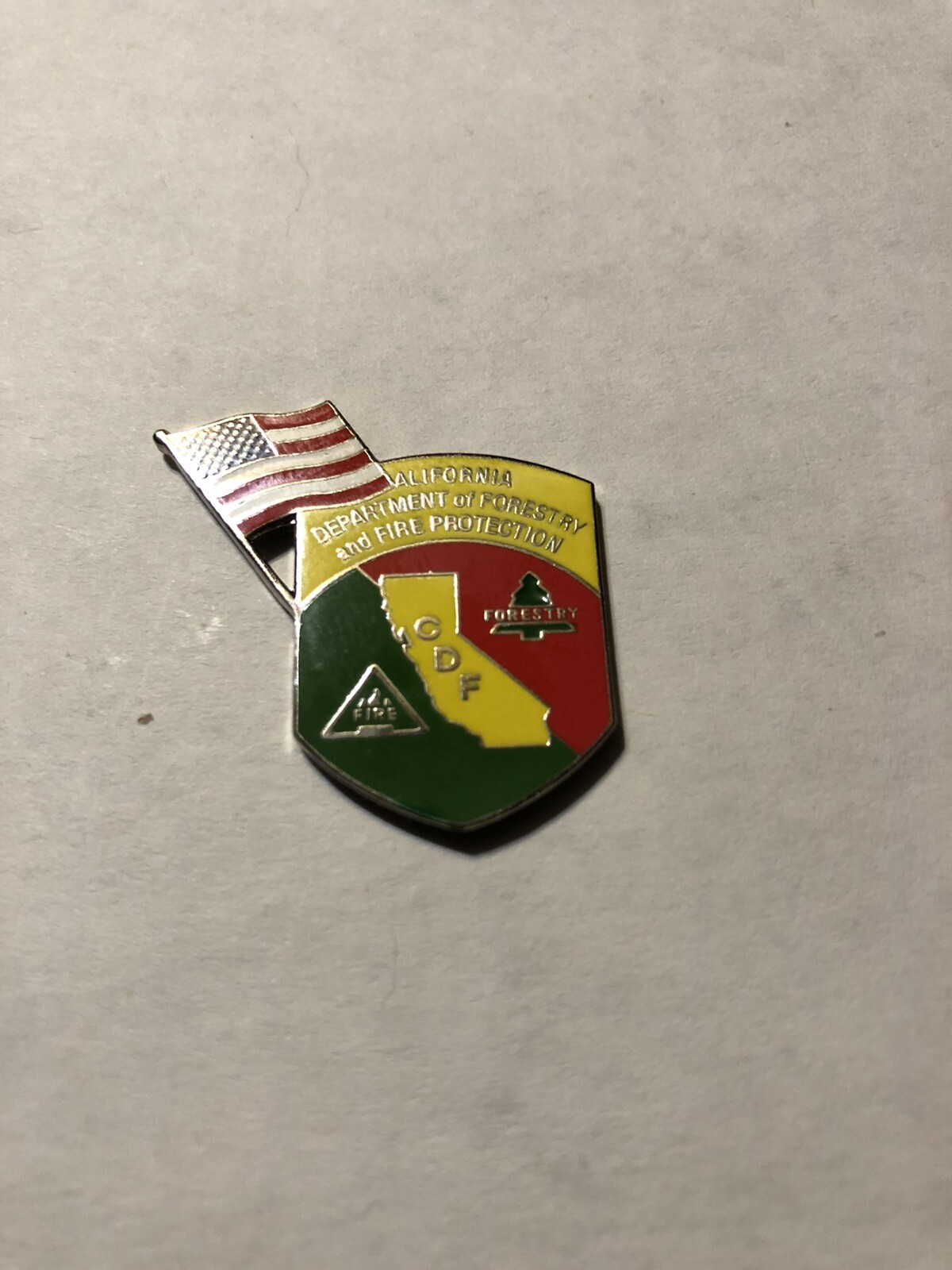 US FIRE FIGHTER CALIFORNIA FORESTRY FIRE PROTECTION LAPEL PIN CDF