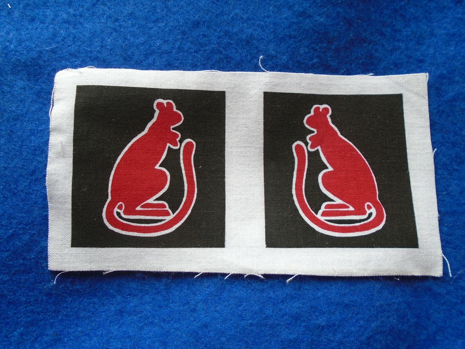 PAIR UNCUT 7TH ARMOURED DIVISION RED DESERT RATS CLOTH ARM BADGES, REPRODUCTIONS PAIR UNCUT 7TH ARMOURED DIVISION RED DESERT RATS CLOTH ARM BADGES, REPRODUCTIONS