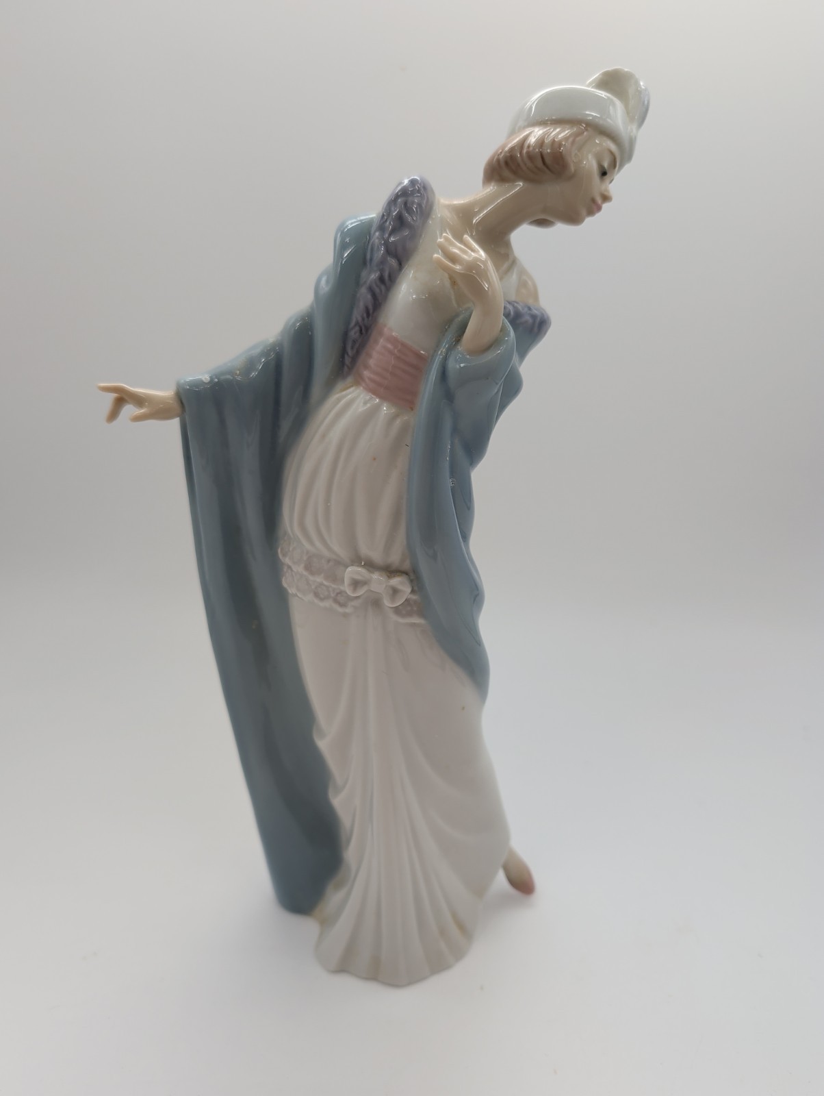 Lladro 5193 The Flirt Porcelain Figurine Lady Cloche Hat 10\