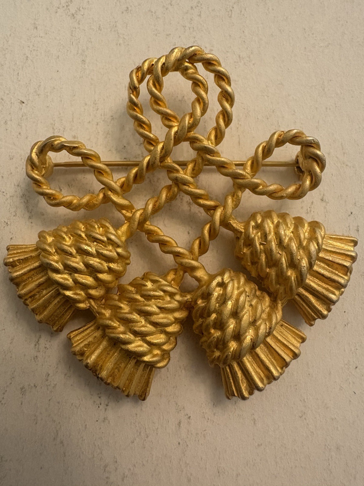 Vintage Matte Gold Tone Celtic Rope Knot Scottish Thistle Tassel Brooch Pin Vintage Matte Gold Tone Celtic Rope Knot Scottish Thistle Tassel Brooch Pin