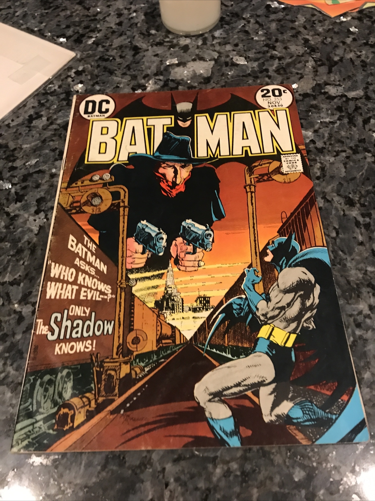 BATMAN #253 Nov 1973 KEY BRONZE 1st SHADOW AND BATMAN MEETING BATMAN #253 Nov 1973 KEY BRONZE 1st SHADOW AND BATMAN MEETING
