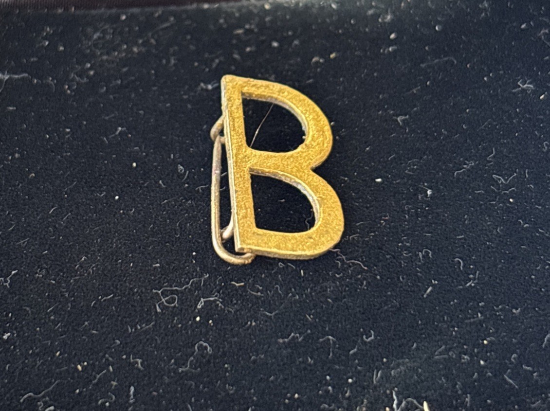 VTG 1970’sGold Tone Matte INITIAL “B” Letter 1 Inch. Letter Jacket PinOriginal VTG 1970’sGold Tone Matte INITIAL “B” Letter 1 Inch. Letter Jacket PinOriginal