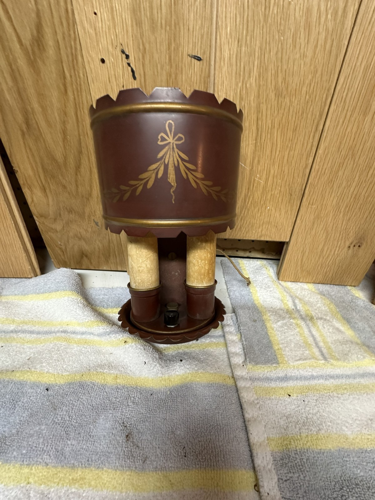Vintage Mid-Century Federalist Toleware Wall Sconce - Union Made Burgundy & Gold Vintage Mid-Century Federalist Toleware Wall Sconce - Union Made Burgundy & Gold