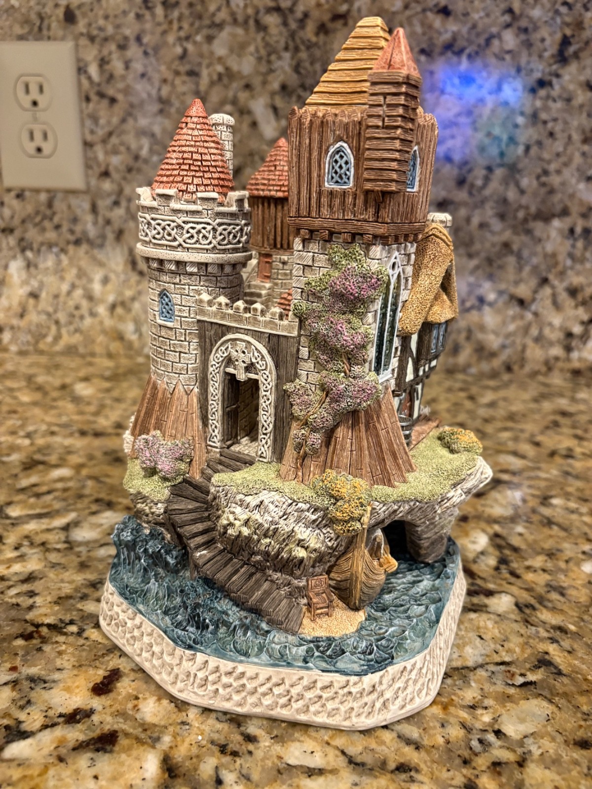 David Winter King Canute Cottage Limited Edition 305/400