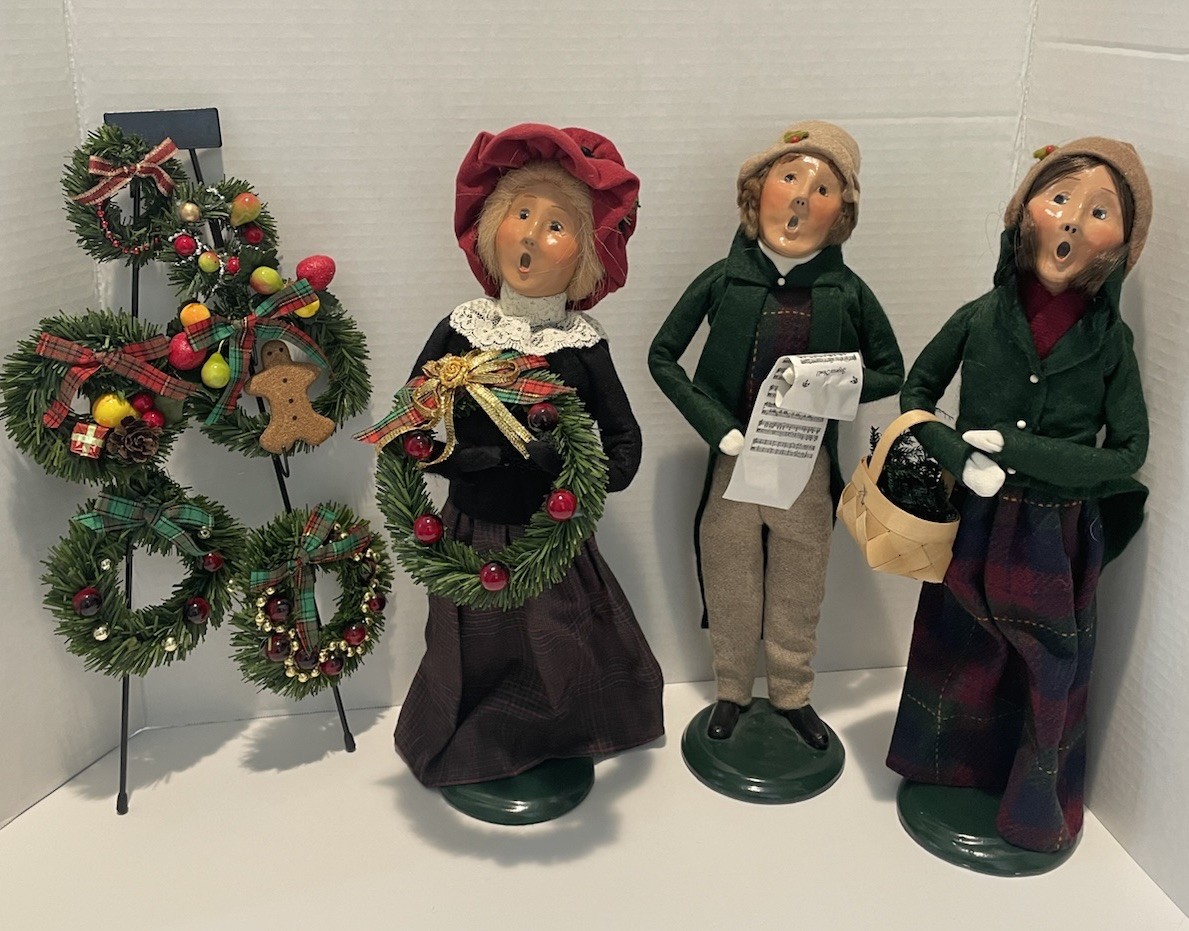 Byers Choice 3 Carolers & Christmas Wreath Display 1997 & 1992