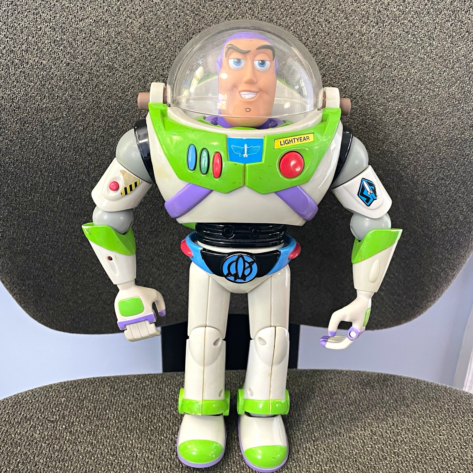 Toy Story Hasbro 2001 Buzz Lightyear with wings and back plate, fully functional Toy Story Hasbro 2001 Buzz Lightyear with wings and back plate, fully functional