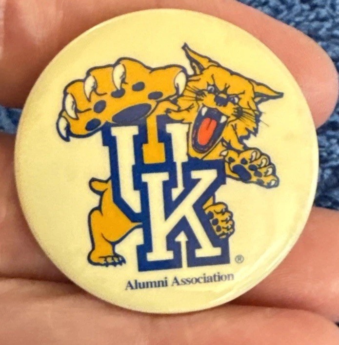 Vtg UK University of Kentucky Alumni Association jacket button pin pinback 25