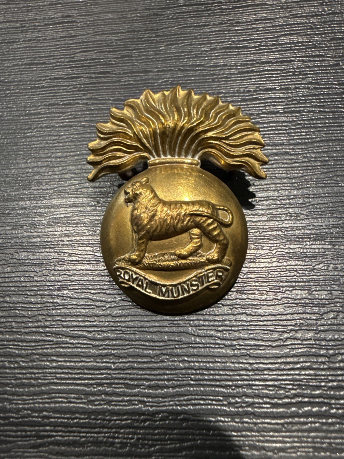 Royal Munster Fusiliers, British Army Cap Badge. G2