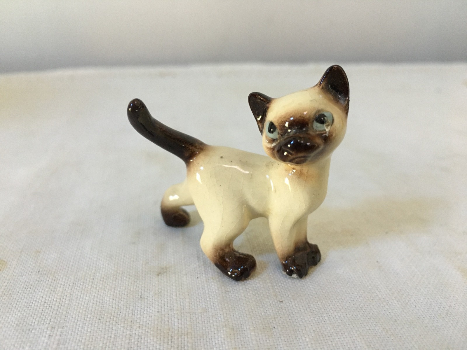 VINTAGE PORCELAIN SIAMESE CAT FIGURINE / SMALLS 1 1/2\'\' X 1 1/2\'\'
