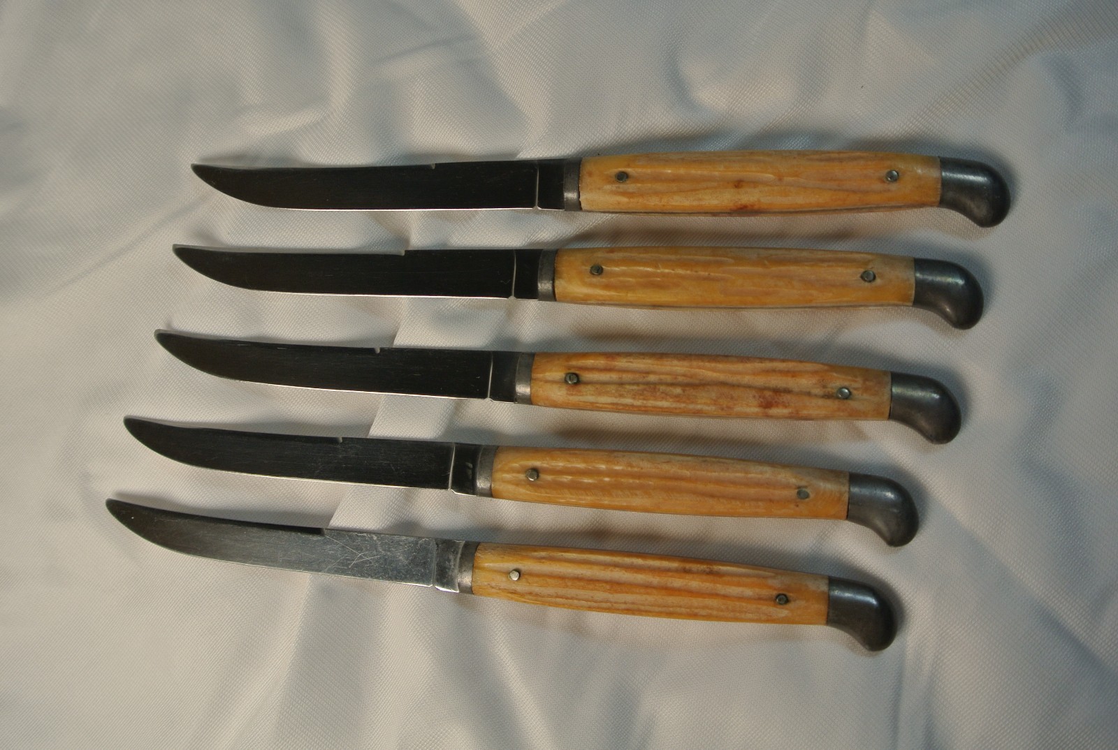 5 Vintage Queen Cutlery Crowned Q Steak Knife Bone / Stag Handle 5 Vintage Queen Cutlery Crowned Q Steak Knife Bone / Stag Handle