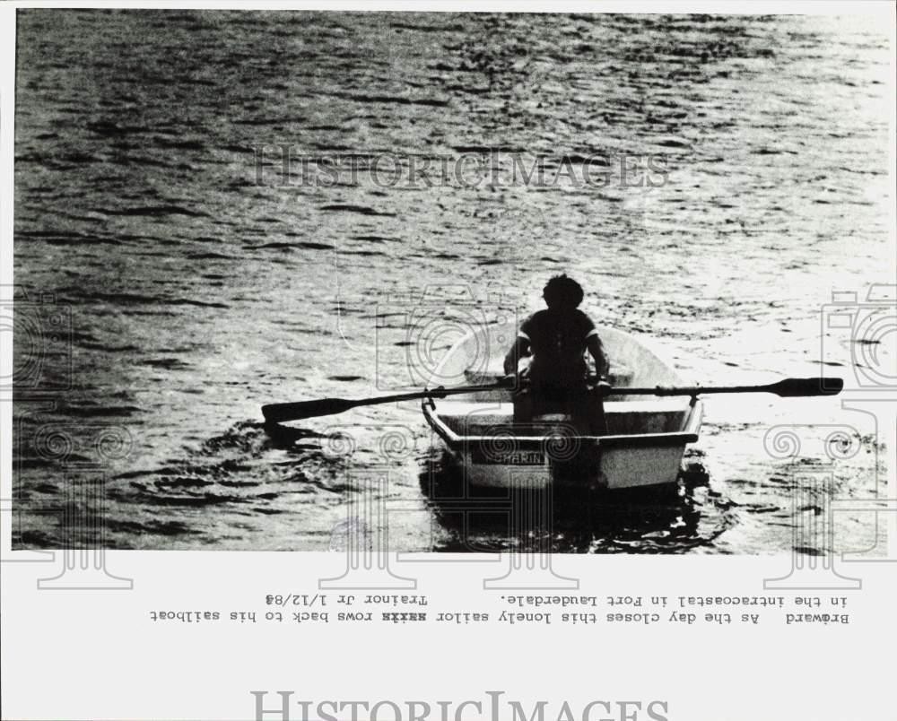 1988 Press Photo A lonely sailor rows back to his sailboat in Fort Lauderdale 1988 Press Photo A lonely sailor rows back to his sailboat in Fort Lauderdale