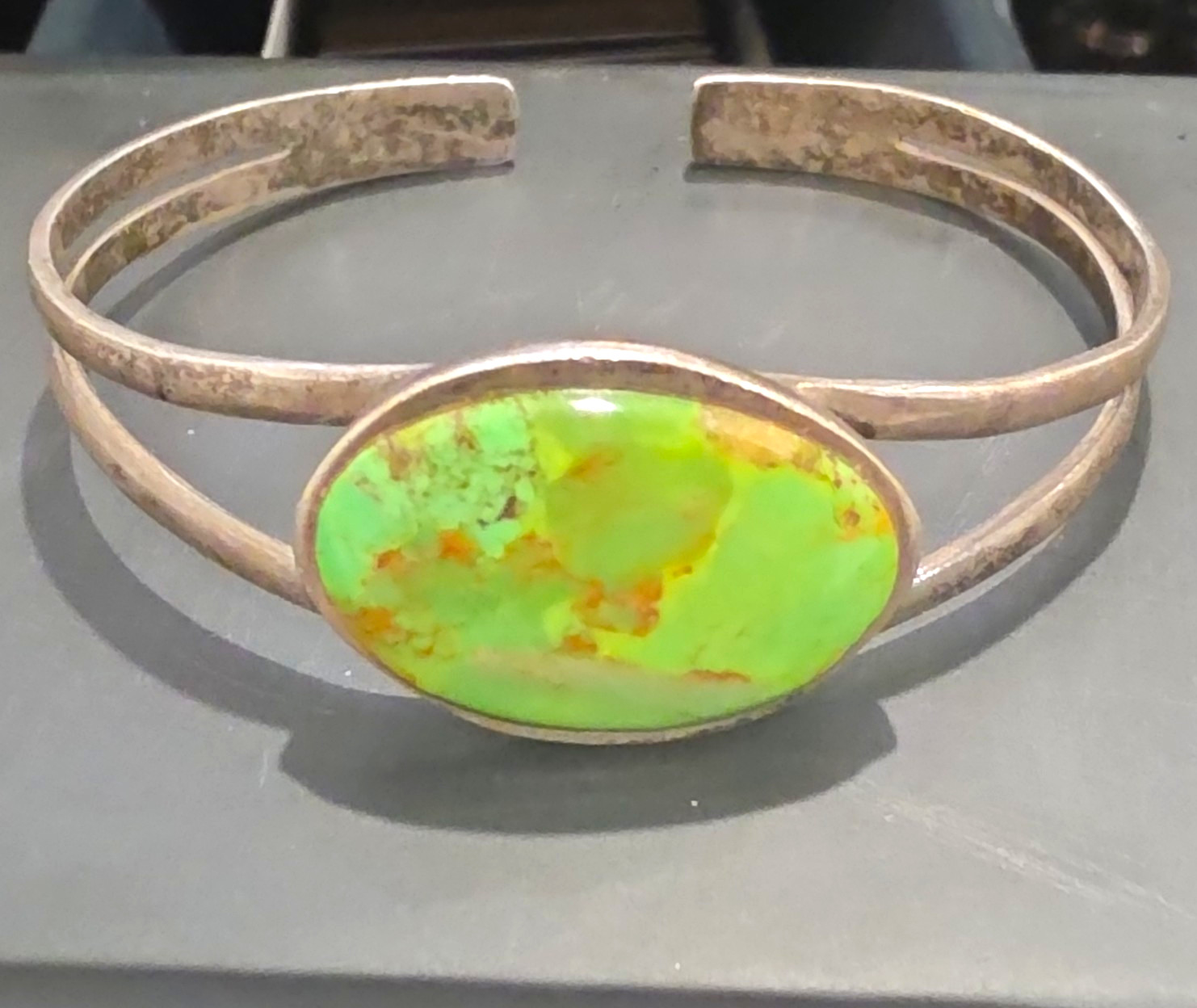 Native American US Sterling Silver Cuff Bracelet with Green Oval Stone Native American US Sterling Silver Cuff Bracelet with Green Oval Stone