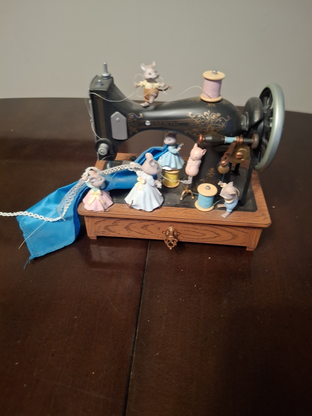 Vtg 1989 Enasco Sew Petite Mice Sewing Machine Music Box 